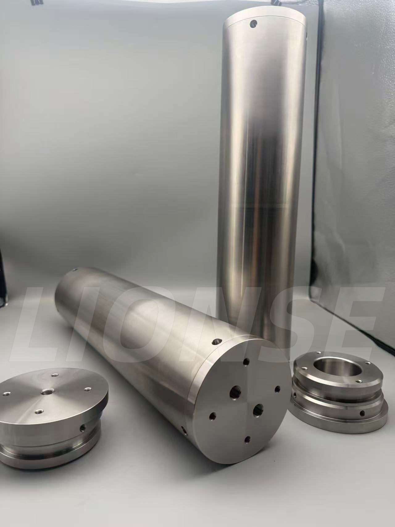 কেন কিছু লোক গভীর-সমুদ্র অনুসন্ধানে ব্যবহৃত সিল করা কেবিনের বাইরের শেলটির জন্য টাইটানিয়াম খাদের পরিবর্তে স্টেইনলেস স্টীল বেছে নেয়?